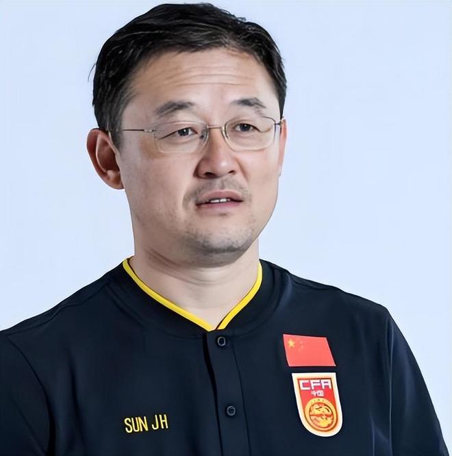 意外！毛伟杰能否在左后卫位置上超越李学鹏？大连球迷关注其表现，期待他展现更高水准