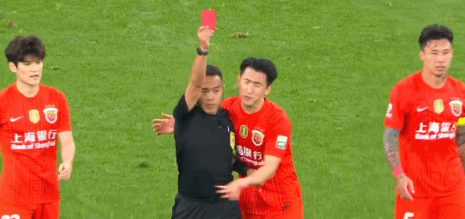 中超焦点战意外爆发冲突，海港队外援疑似故意挑衅对手被红牌罚下，事件引发广泛关注，或将面临中国足协进一步追加处罚